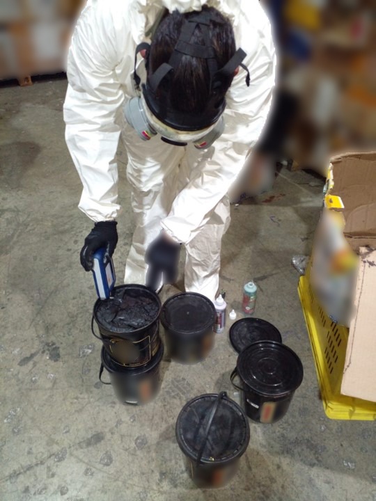 Decomisan cargamento de aparente cocaína procedente de Colombia en AICM